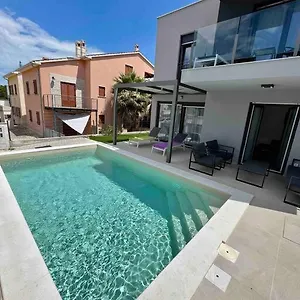Vila “punkt”, Pula